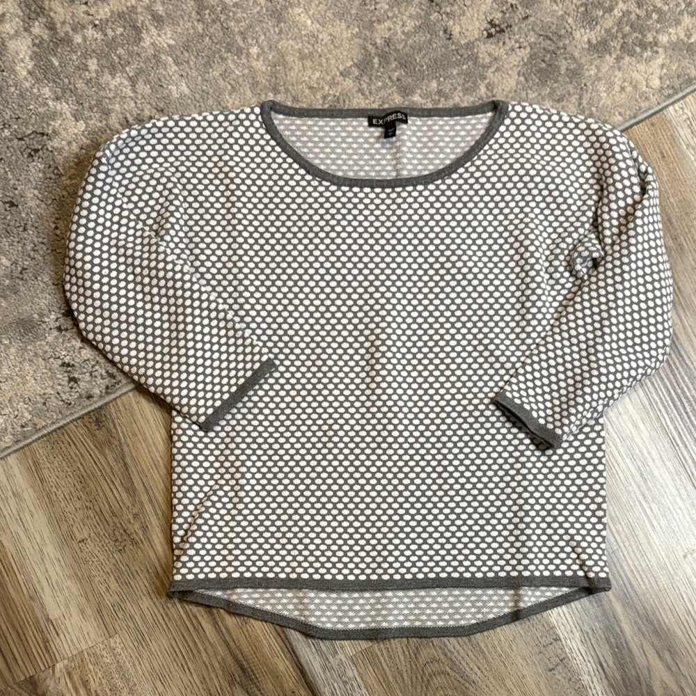 Express Gray and White Patterned Long Sleeve Top 🎄